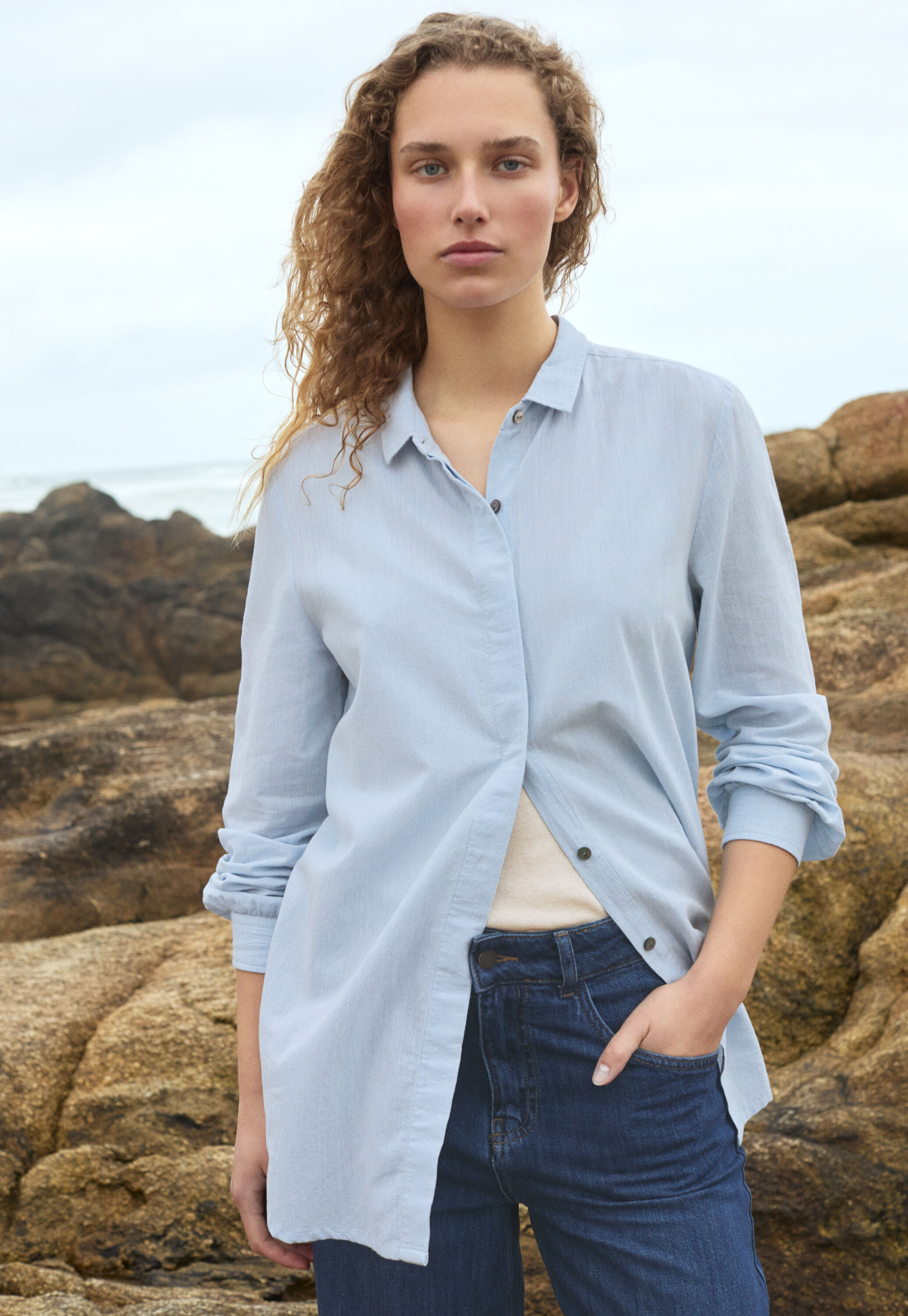 Bluse mit geschwungenem Saum