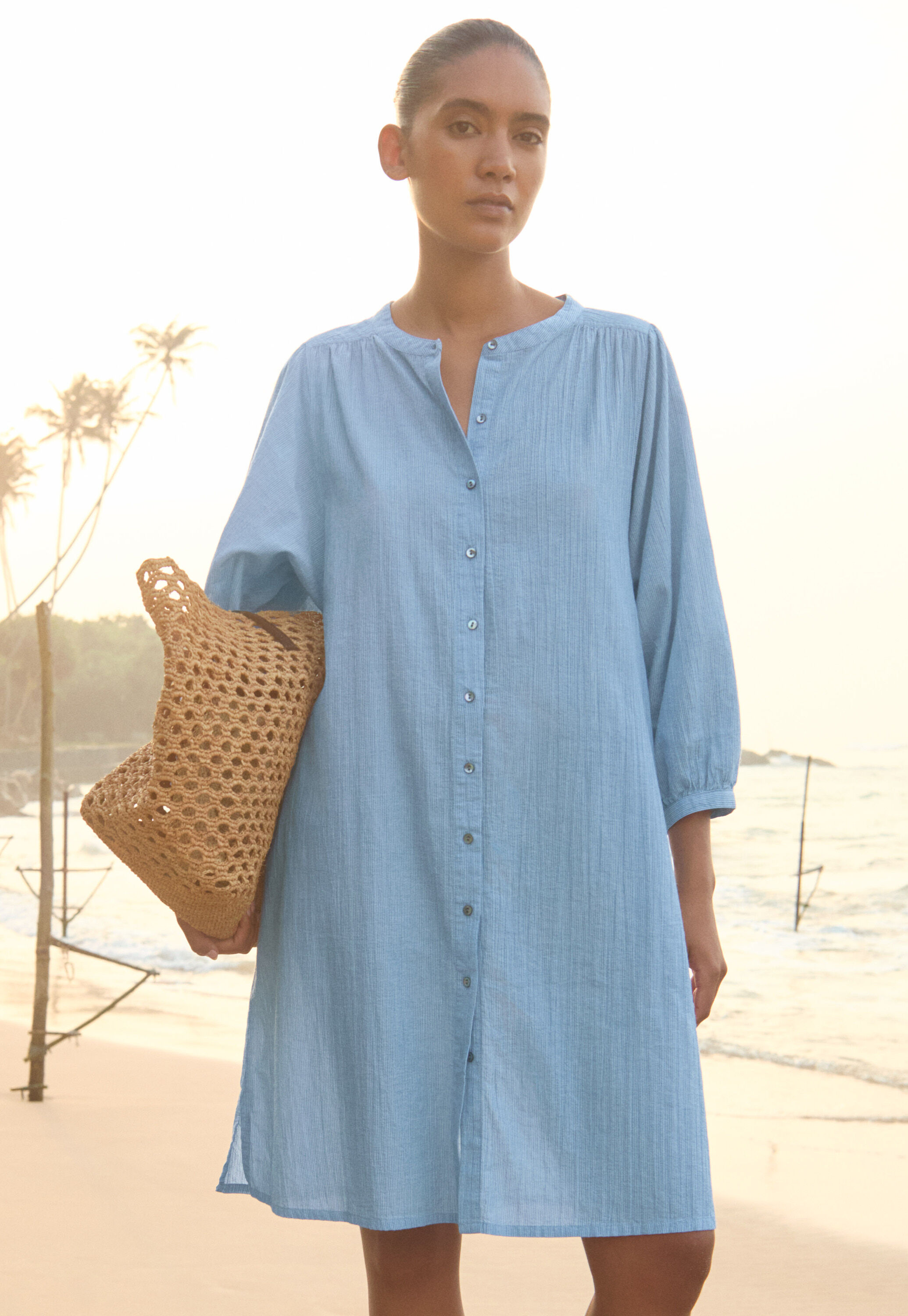Fein gestreiftes Kleid mit Kn&ouml;pfen