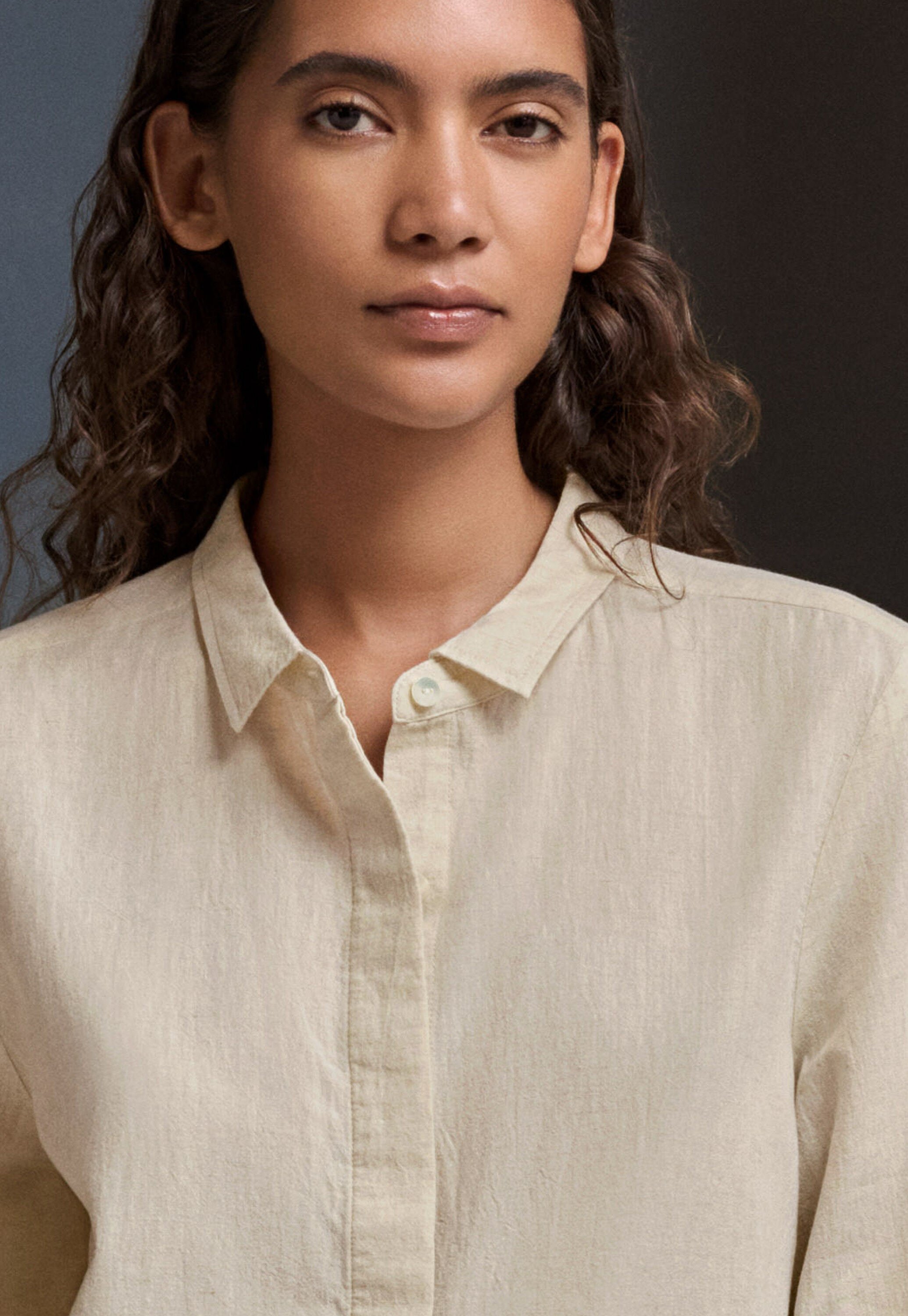 Bluse mit geschwungenem Saum