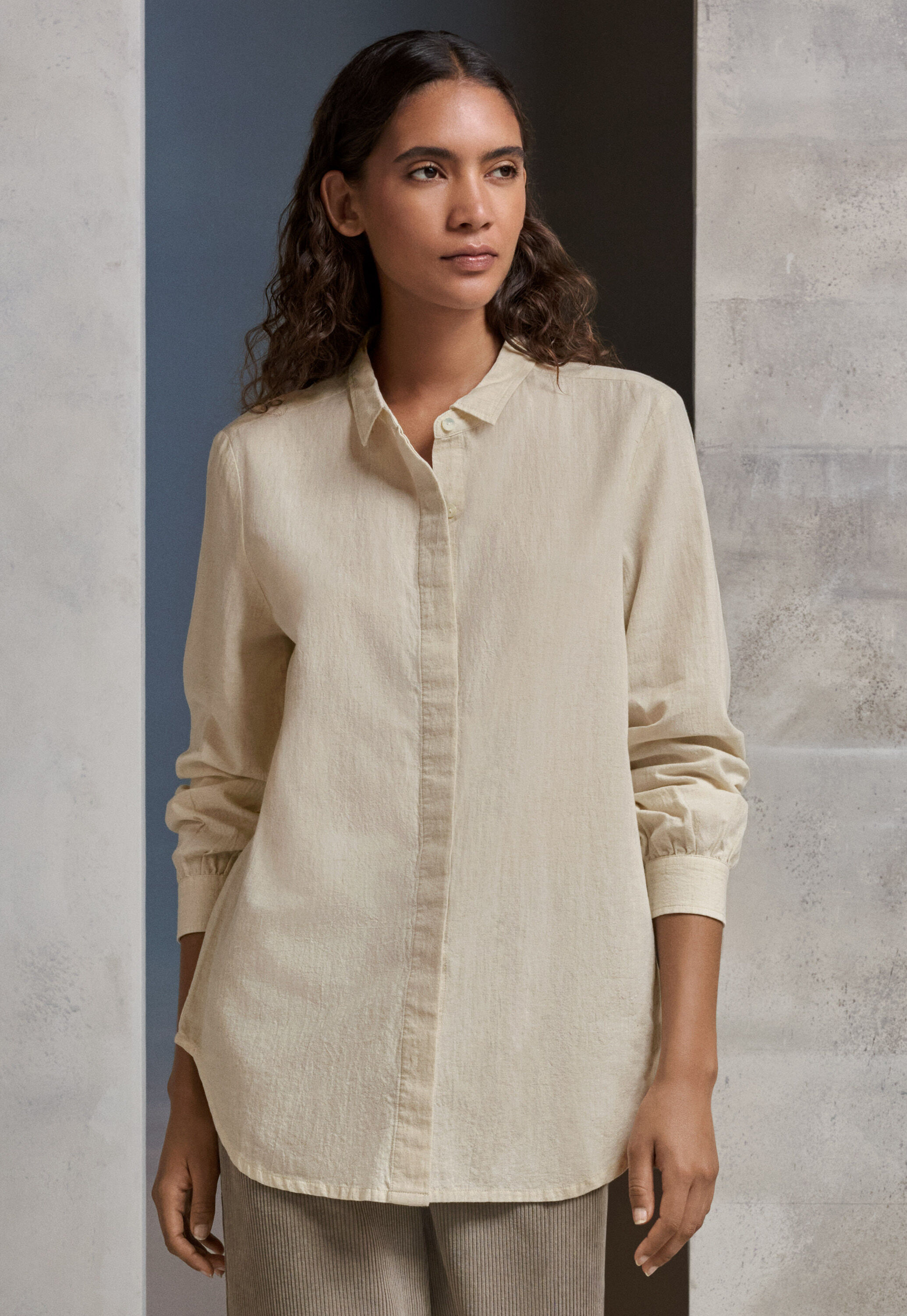 Bluse mit geschwungenem Saum