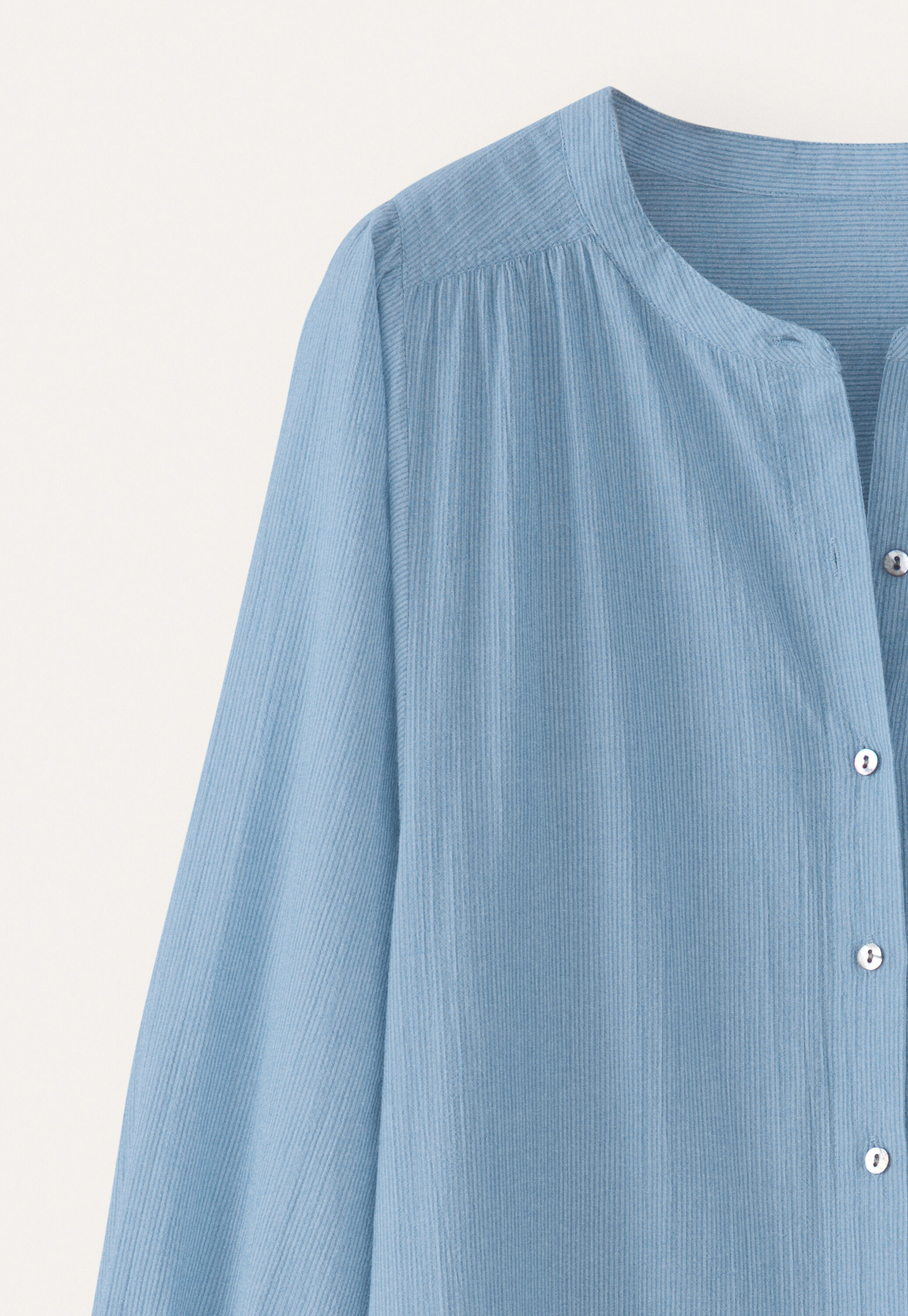 Fein gestreiftes Kleid mit Kn&ouml;pfen
