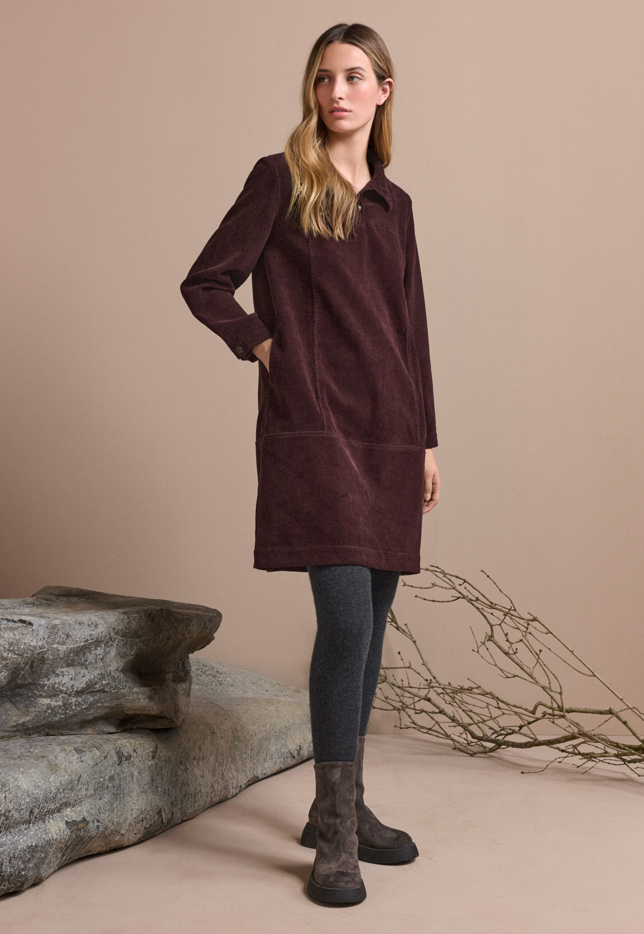 Cordkleid mit Trichterkragen