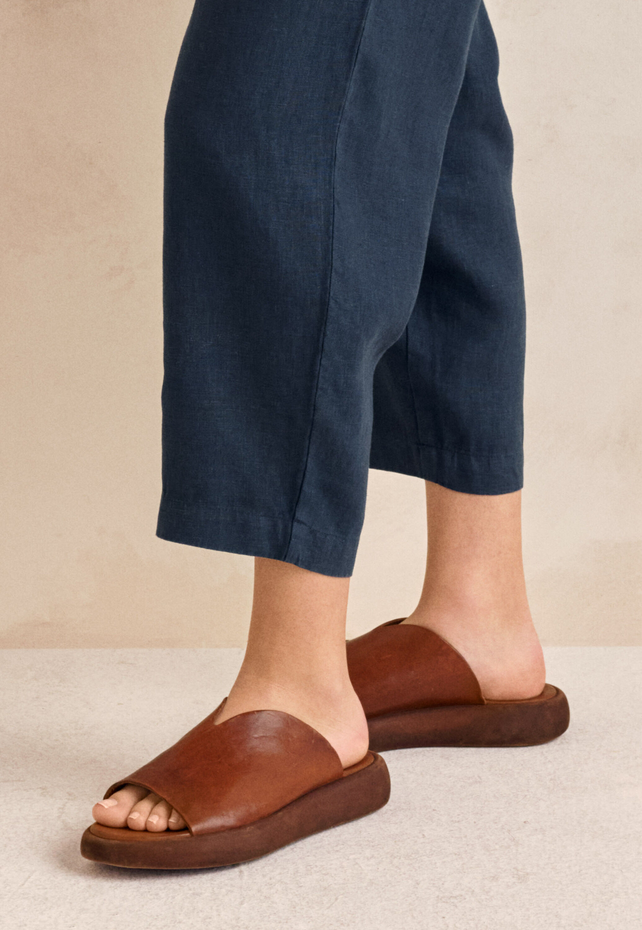 Keilsandale mit Cut-outs
