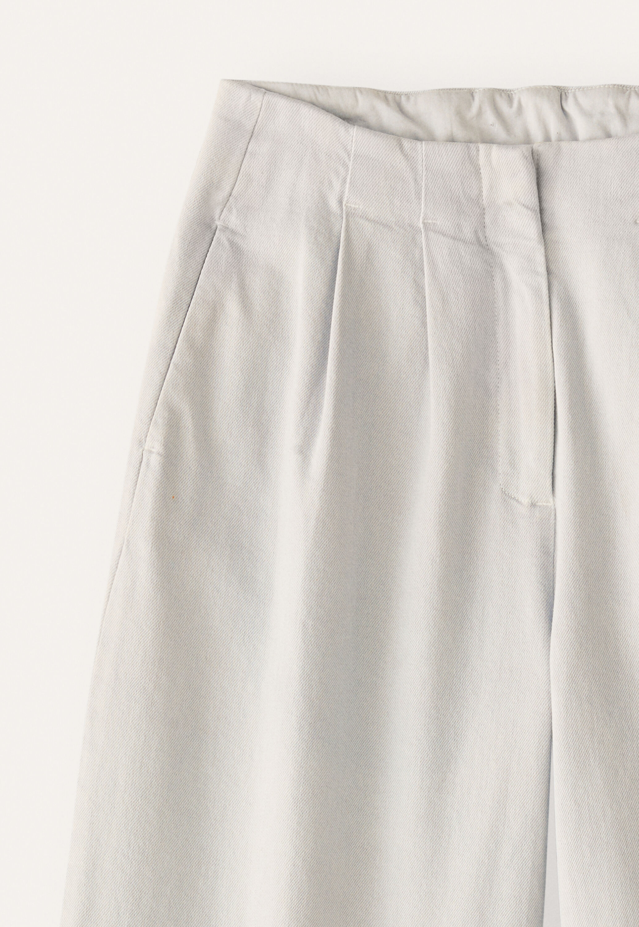 K&uuml;rzer geschnittene Bundfaltenhose