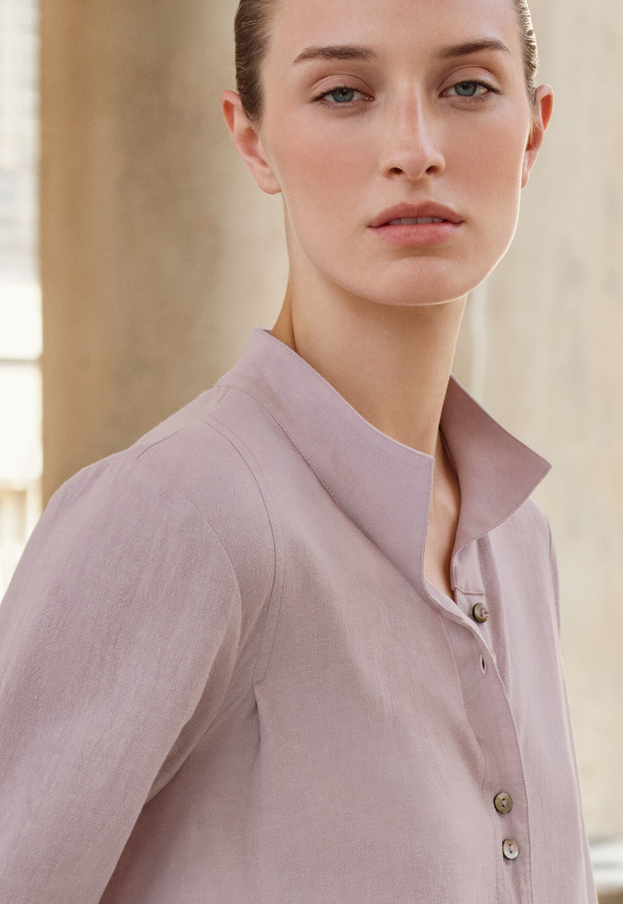 Bluse mit Trichterkragen