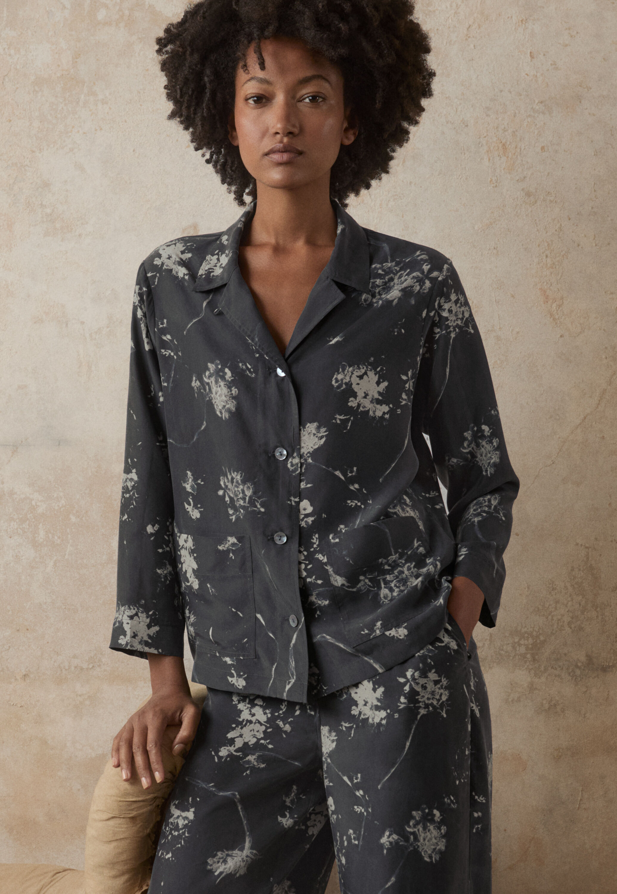 Bedruckter Seidenpyjama