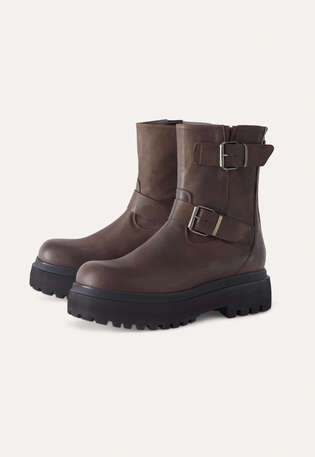 Stiefel mit Schnalle, Schokolade, webstill