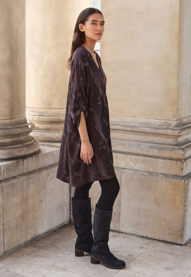 Jacquardkleid mit V-Ausschnitt, Aubergine, completeTheLook