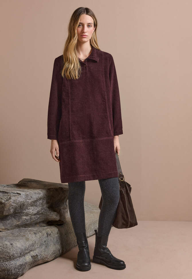 Cordkleid mit Trichterkragen, Zwetschge, completeTheLook